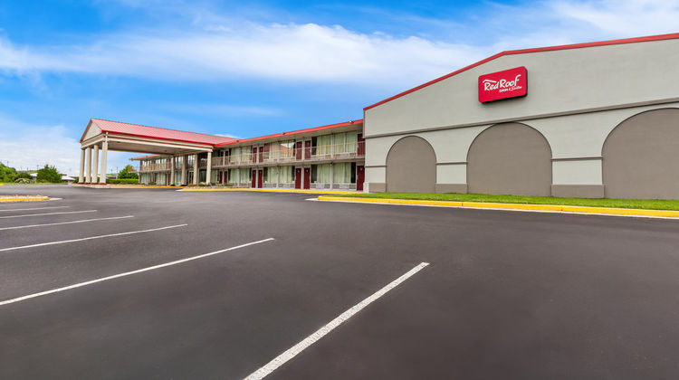 Red Roof Inn & Suites Cave City Exterior