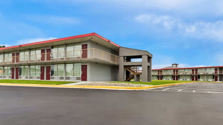 Red Roof Inn & Suites Cave City Exterior