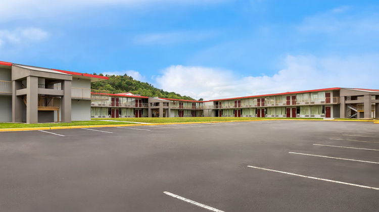 Red Roof Inn & Suites Cave City Exterior
