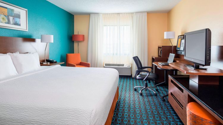 Fairfield Inn & Suites Springfield Room
