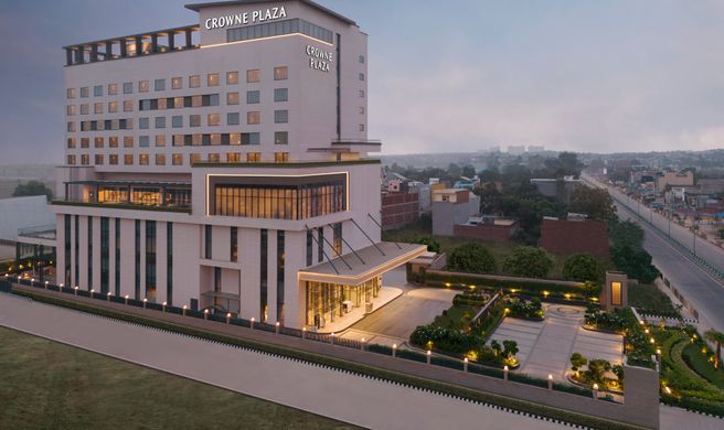 Crowne Plaza Lucknow Exterior