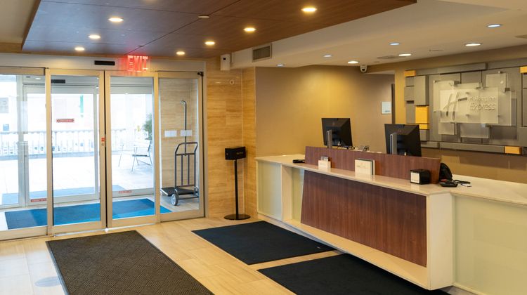 Holiday Inn Express Maspeth Exterior