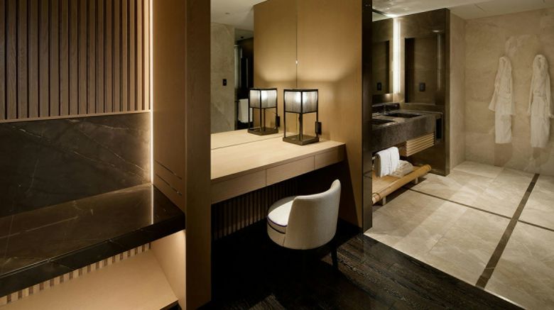 <b>Four Seasons Hotel Kyoto Suite</b>. Images powered by <a href="https://www.leonardoworldwide.com/" title="Leonardo Worldwide" target="_blank">Leonardo</a>.