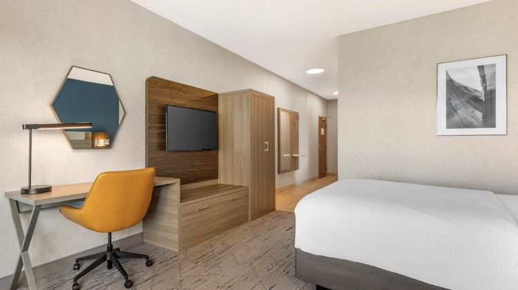 Holiday Inn Express Hotel & Suites Suite