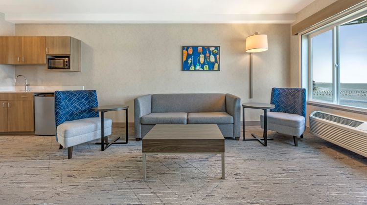 Holiday Inn Express Hotel & Suites Suite