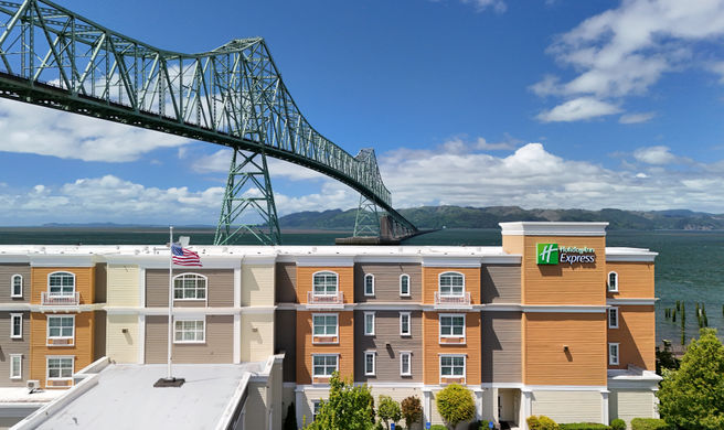 Holiday Inn Express Hotel & Suites Exterior