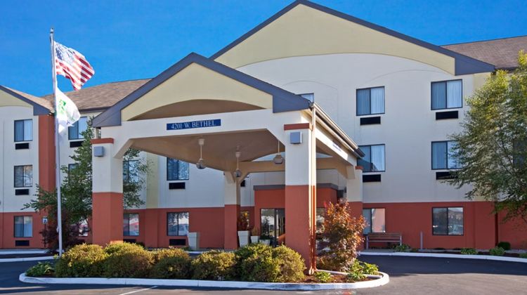 Muncie Place Hotel & Suites Exterior