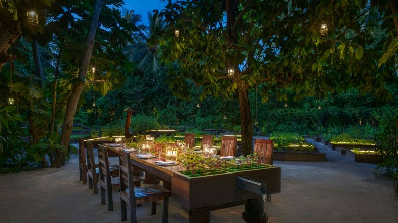<b>The St. Regis Maldives Vommuli Resort Restaurant</b>. Images powered by <a href="https://www.leonardoworldwide.com/" title="Leonardo Worldwide" target="_blank">Leonardo</a>.