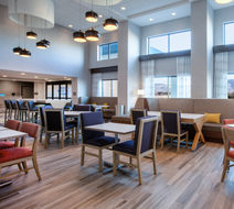 Hampton inn and Suites La Grand Lobby