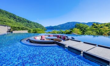 Hakone Lake Ashi Hanaori