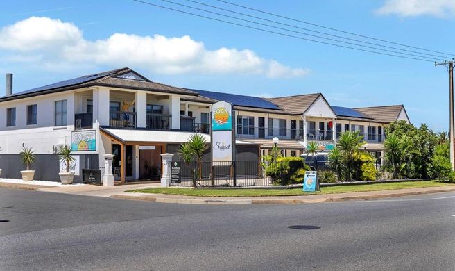 Coast Motel and Apartments Exterior