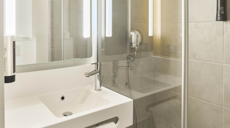 <b>B&B Hotel Versailles Rocquencourt Room</b>. Images powered by <a href="https://www.leonardoworldwide.com/" title="Leonardo Worldwide" target="_blank">Leonardo</a>.