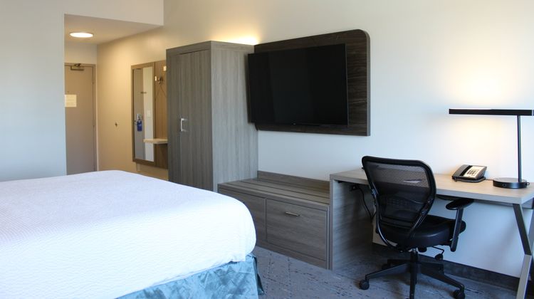 Holiday Inn Express Bakersfield Room