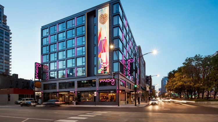 Moxy Chicago Downtown Exterior