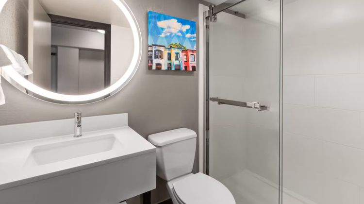 Holiday Inn Express Washington DC NoMA Room