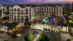 Courtyard Anaheim Theme Park Entrance