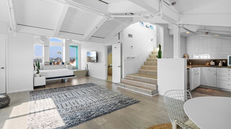 <b>Hotel Erwin Venice Beach Suite</b>. Images powered by <a href="https://www.leonardoworldwide.com/" title="Leonardo Worldwide" target="_blank">Leonardo</a>.