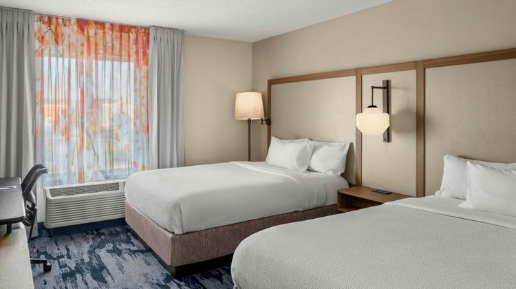 Fairfield Inn & Suites Marion Room