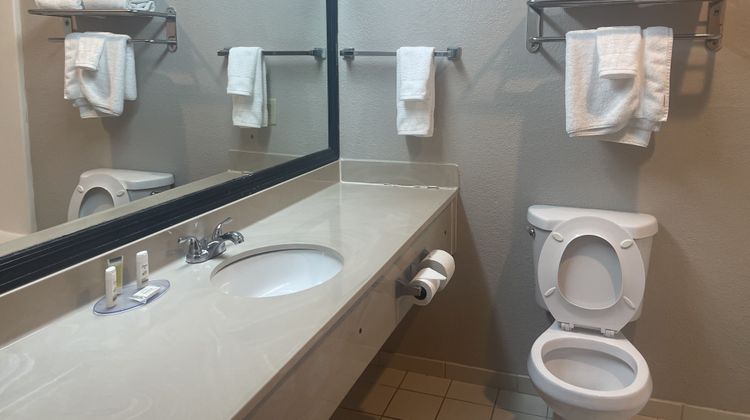 Red Roof Inn & Suites Hinesville Room