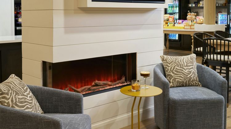 Tiller House, Laguna Hills Lobby