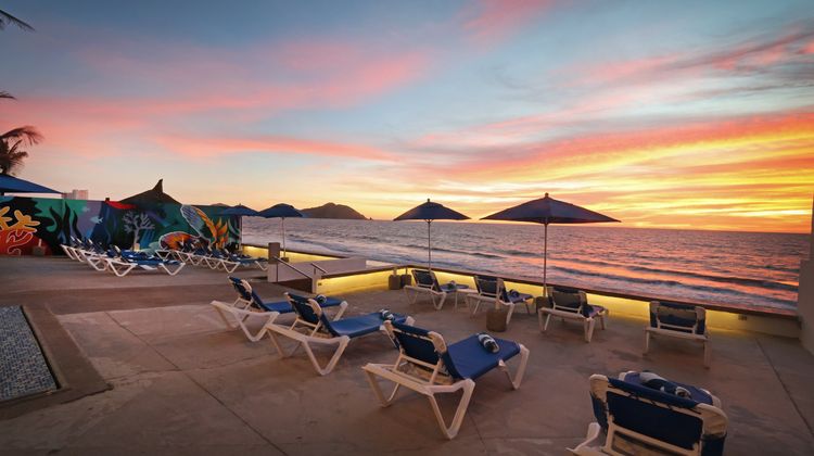 Garner Hotel Mazatlan Beach Pool