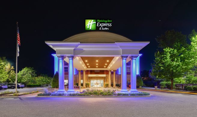 Holiday Inn Express Hotel & Suites Exterior