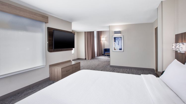 Holiday Inn Express & Suites Suite
