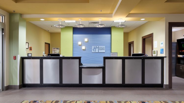 Holiday Inn Express & Stes George West Exterior