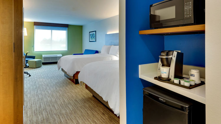 Holiday Inn Express & Suites Dawsonville Room
