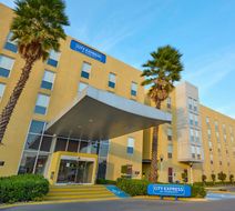 City Express by Marriott Plaza Central Exterior