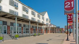 Harbor House Hotel & Marina at Pier 21