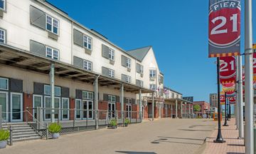 Harbor House Hotel & Marina at Pier 21