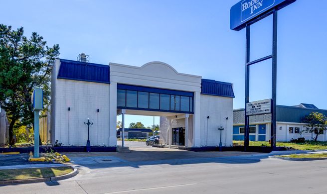 Capital O Travelers Inn Lawton Exterior