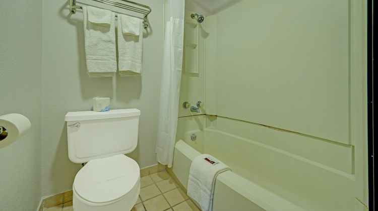 Capital O Travelers Inn Lawton Room
