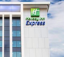 Holiday Inn Express Adelaide City Centre Exterior