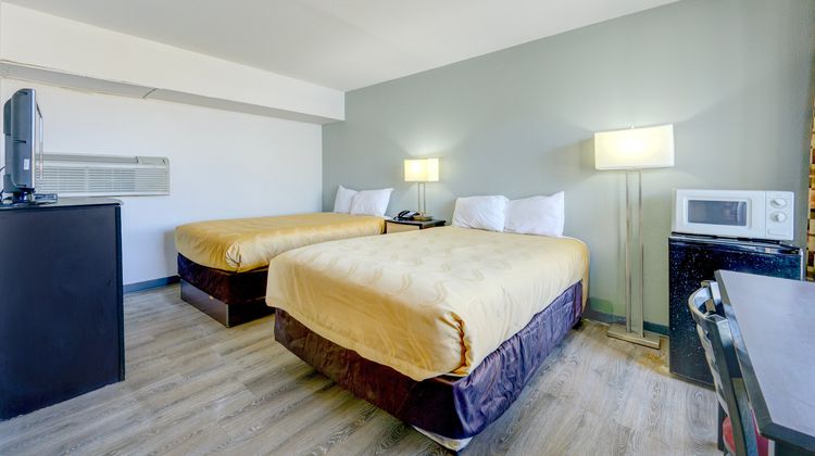 Capital O Travelers Inn Lawton Room
