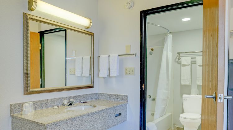 Capital O Travelers Inn Lawton Room