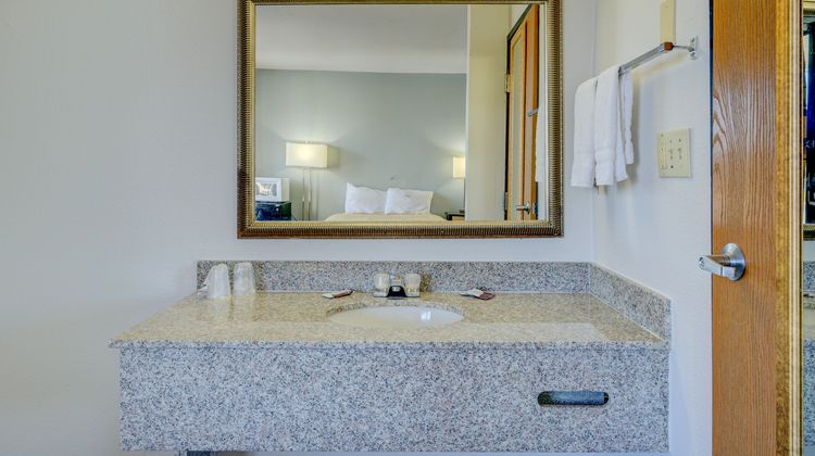 Capital O Travelers Inn Lawton Room