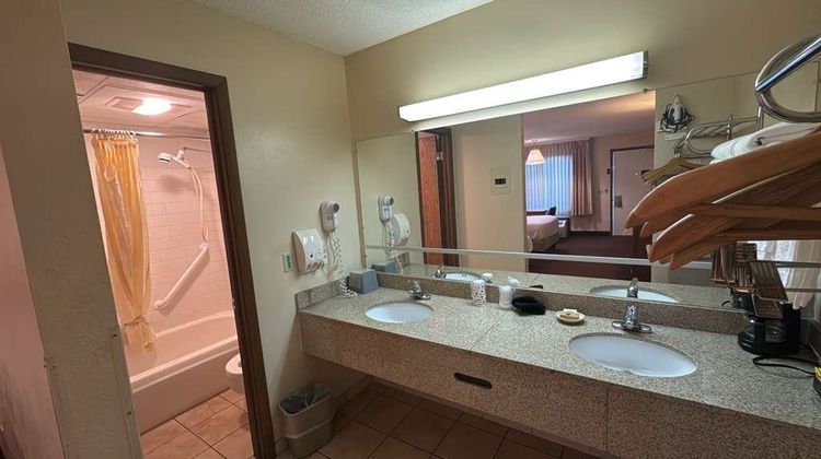 Sundowner Inn Room