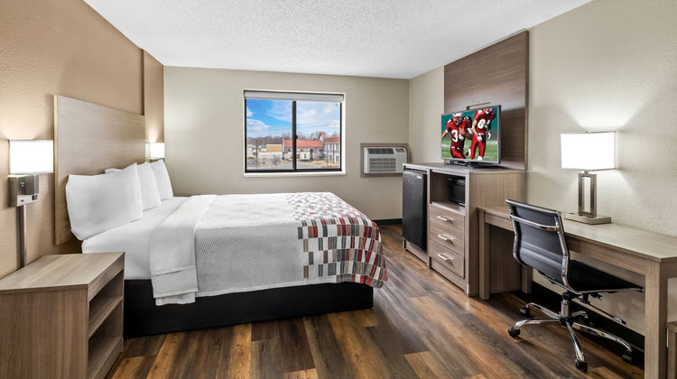 Red Roof Inn Ames Room