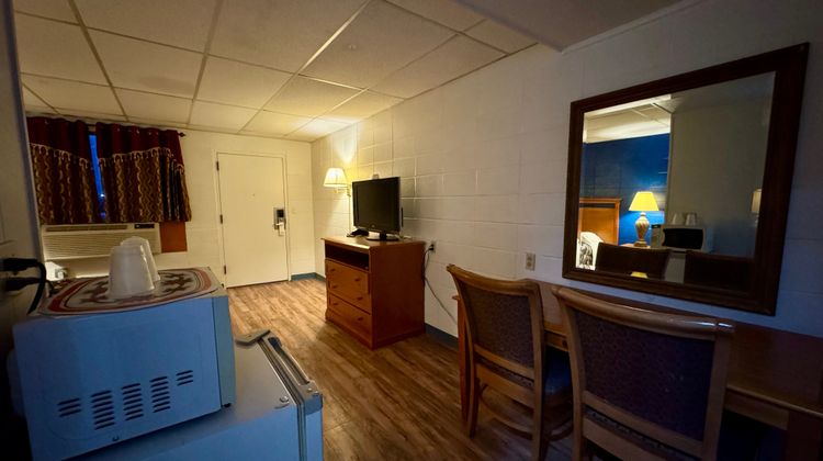 Capital O Budget Inn Ontario Room