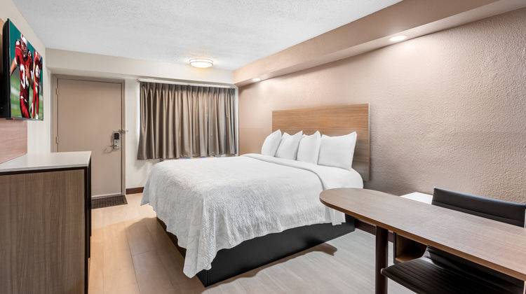 Red Roof PLUS+ Chicago - Hoffman Estates Room