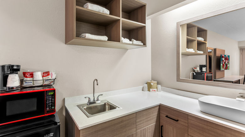 <b>Red Roof PLUS+ Chicago - Hoffman Estates Room</b>. Images powered by <a href="https://www.leonardoworldwide.com/" title="Leonardo Worldwide" target="_blank">Leonardo</a>.