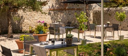 Le Saint-Delis Exterior