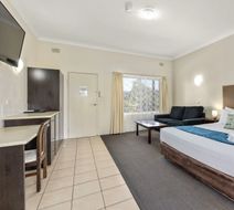 Sanctuary Resort Motor Inn Room