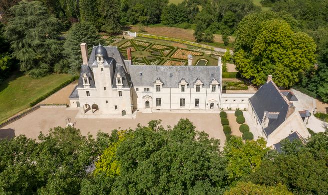 Chateau Louise de la Valliere Exterior