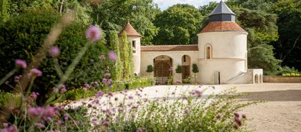 Chateau Louise de la Valliere Exterior