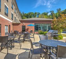 Holiday Inn Express Hotel & Suites Exterior
