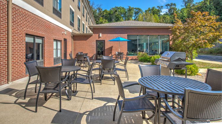 Holiday Inn Express Hotel & Suites Exterior