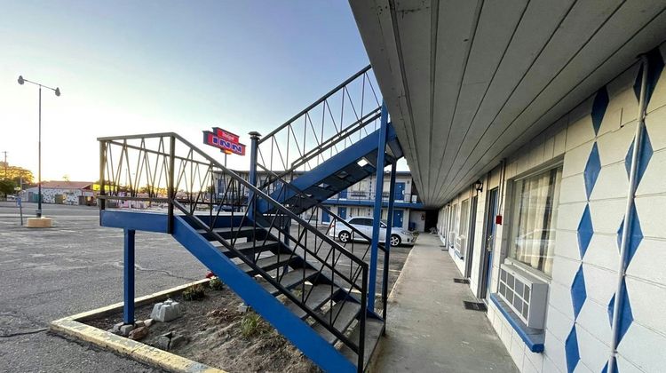 Capital O Budget Inn Ontario Exterior